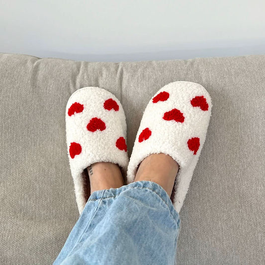 COZYHEART SLIPPERS – Kuschelige Hausschuhe mit Herzdesign für warme Füße