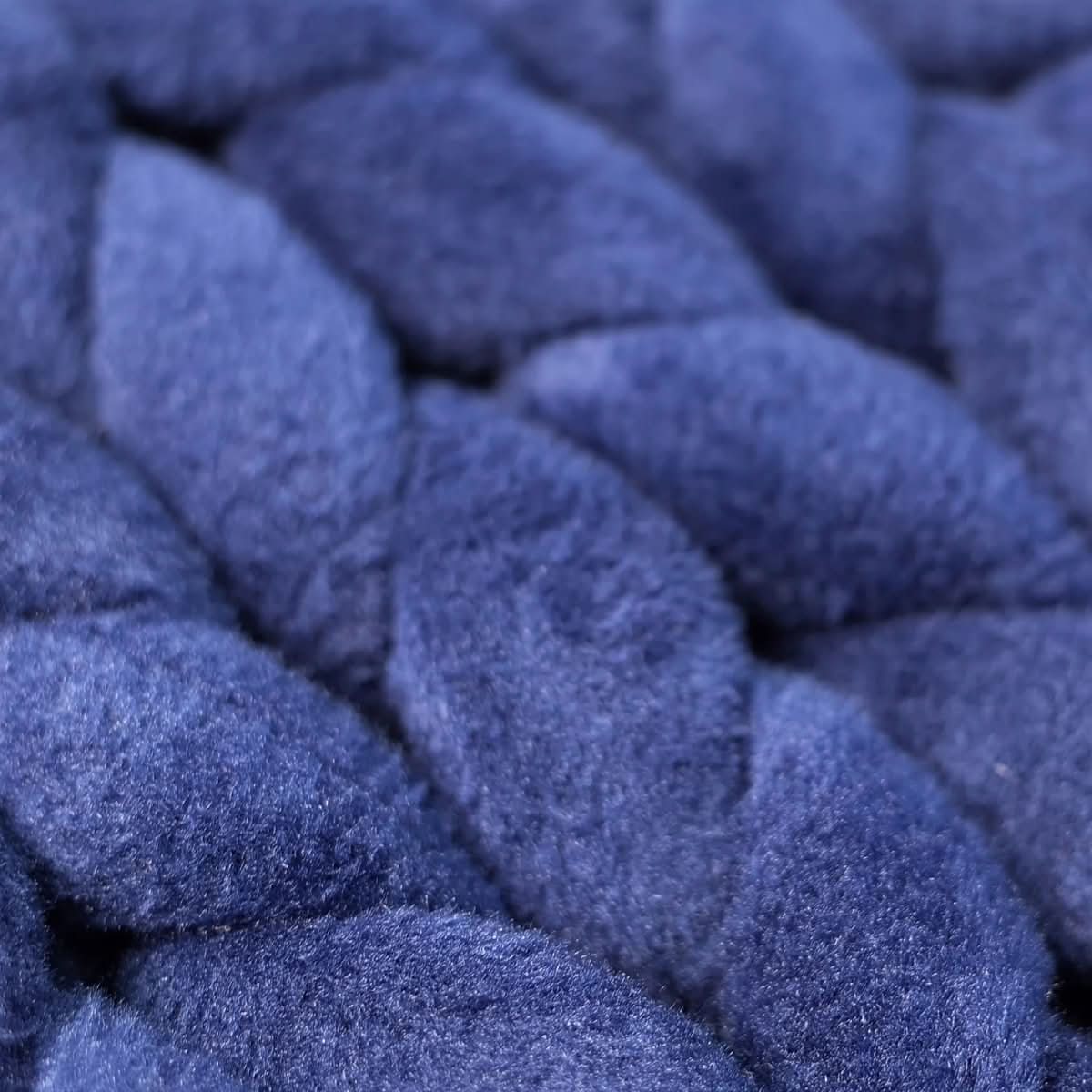 Plushora – Handgefertigte Minky Chunky Decke für Wärme & Komfort