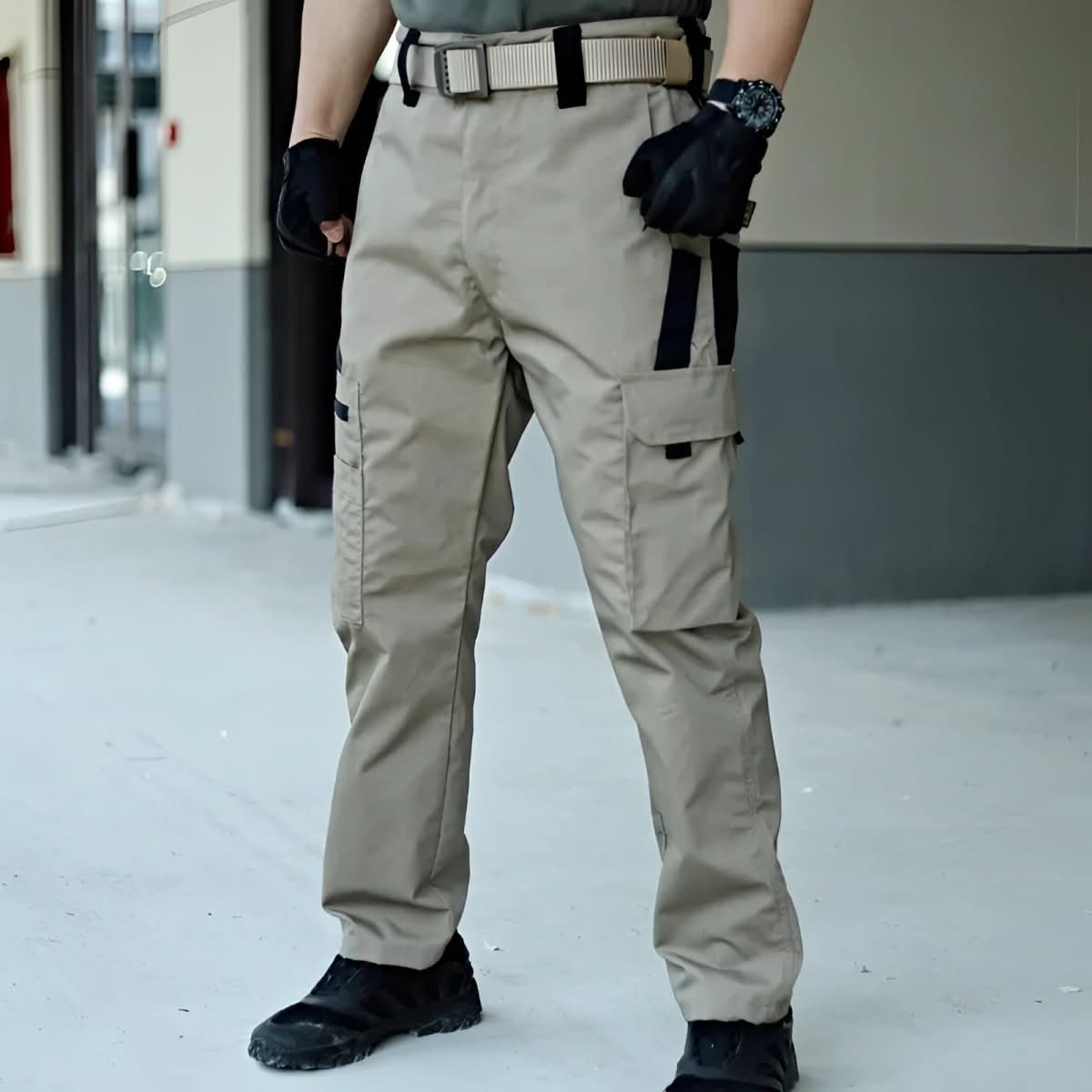 TactiWear – Pantaloni cargo tattici con design idrorepellente