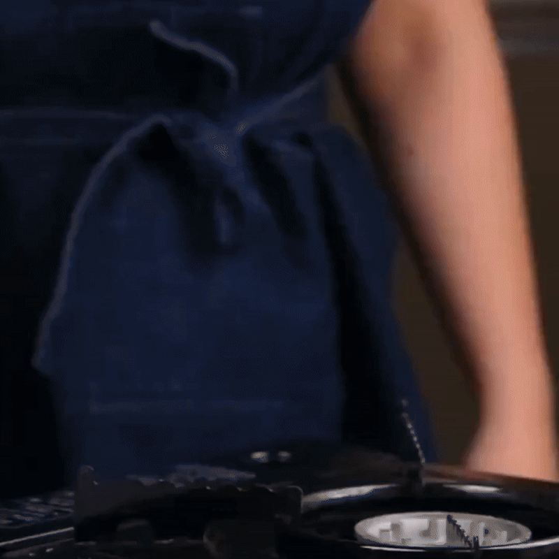 TitanForge Premium Bratpfanne | Hitzebeständige Antihaft-Titanpfanne für alle Herdarten