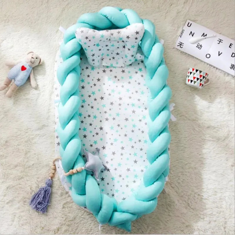 Babybett mit geflochtenem Rand - weiches Kuschelnest für Neugeborene