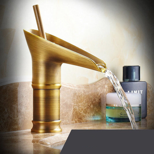 AquaFalls – Rubinetto per lavabo a cascata antico in ottone