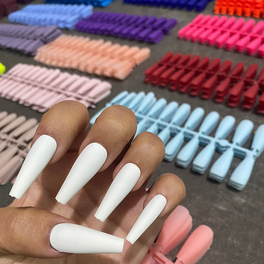 CHICNAILS – Unghie finte opache per look eleganti senza sforzo