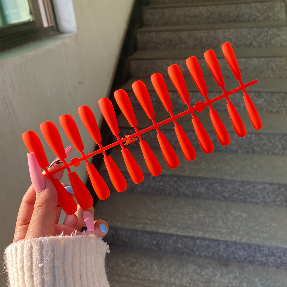 CHICNAILS – Unghie finte opache per look eleganti senza sforzo