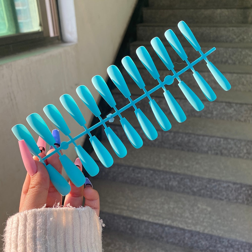 CHICNAILS – Unghie finte opache per look eleganti senza sforzo