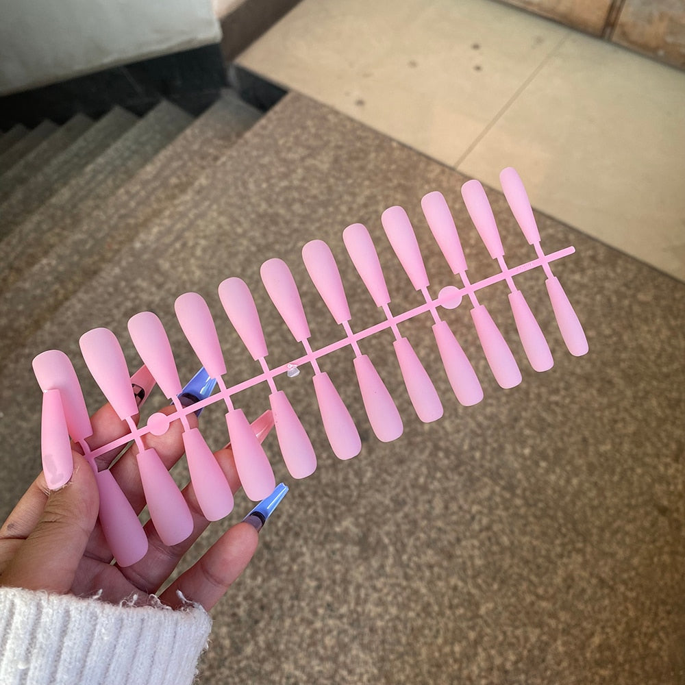 CHICNAILS – Unghie finte opache per look eleganti senza sforzo