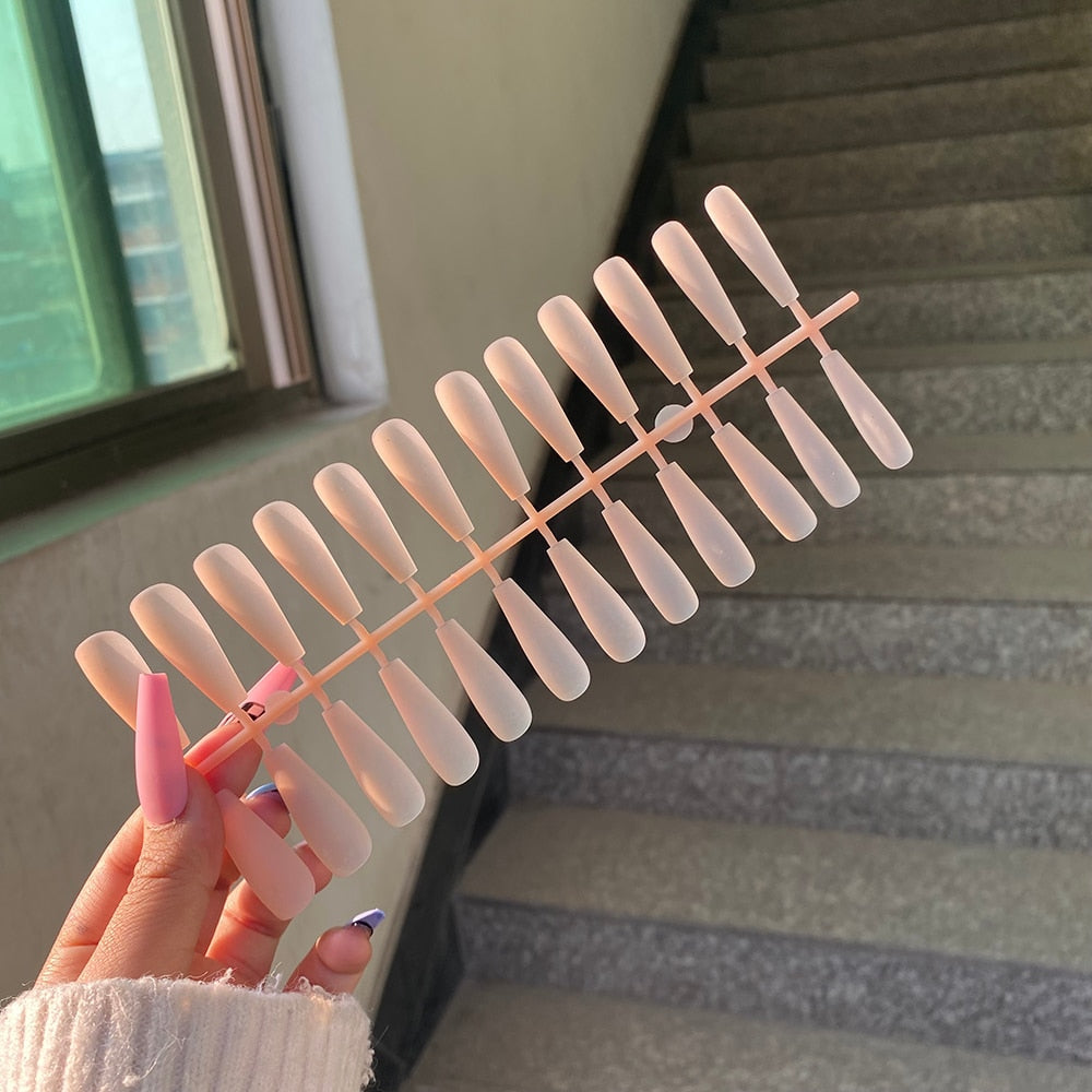 CHICNAILS – Unghie finte opache per look eleganti senza sforzo