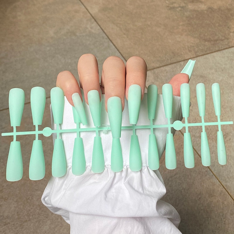 CHICNAILS – Unghie finte opache per look eleganti senza sforzo