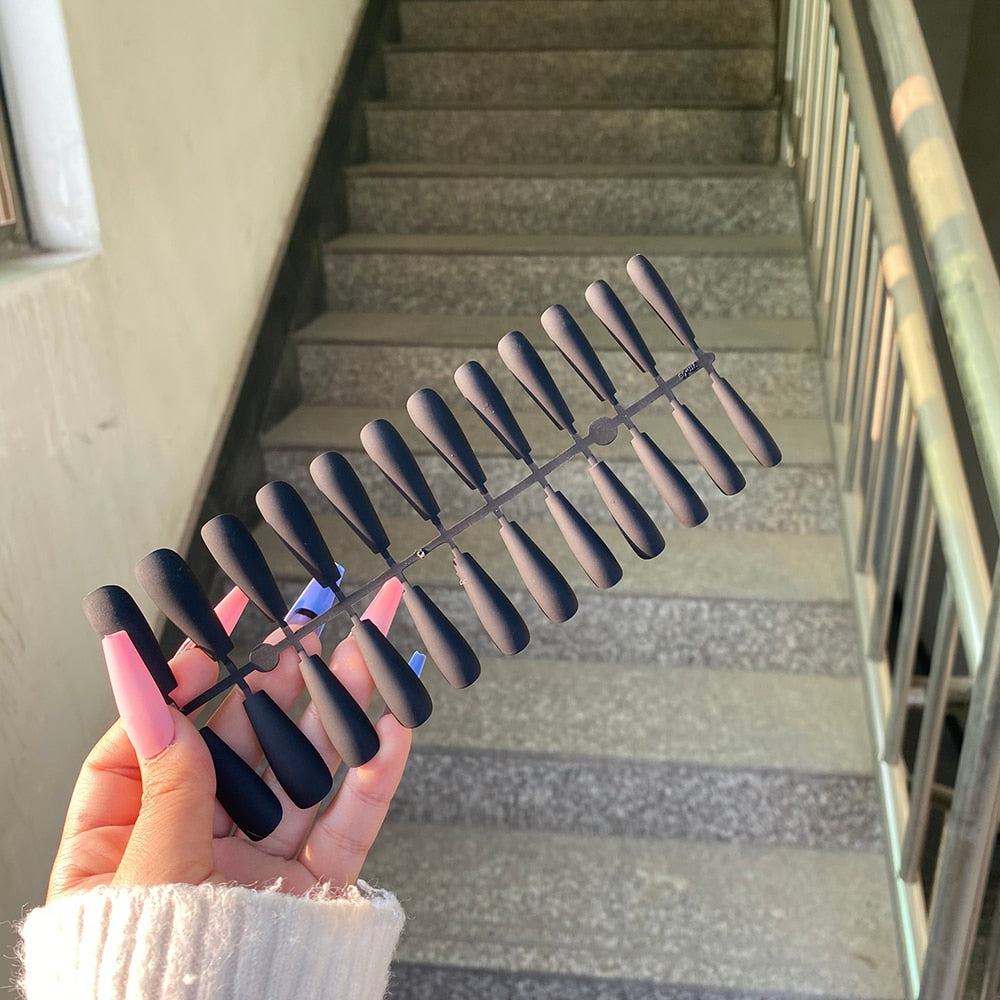 CHICNAILS – Unghie finte opache per look eleganti senza sforzo
