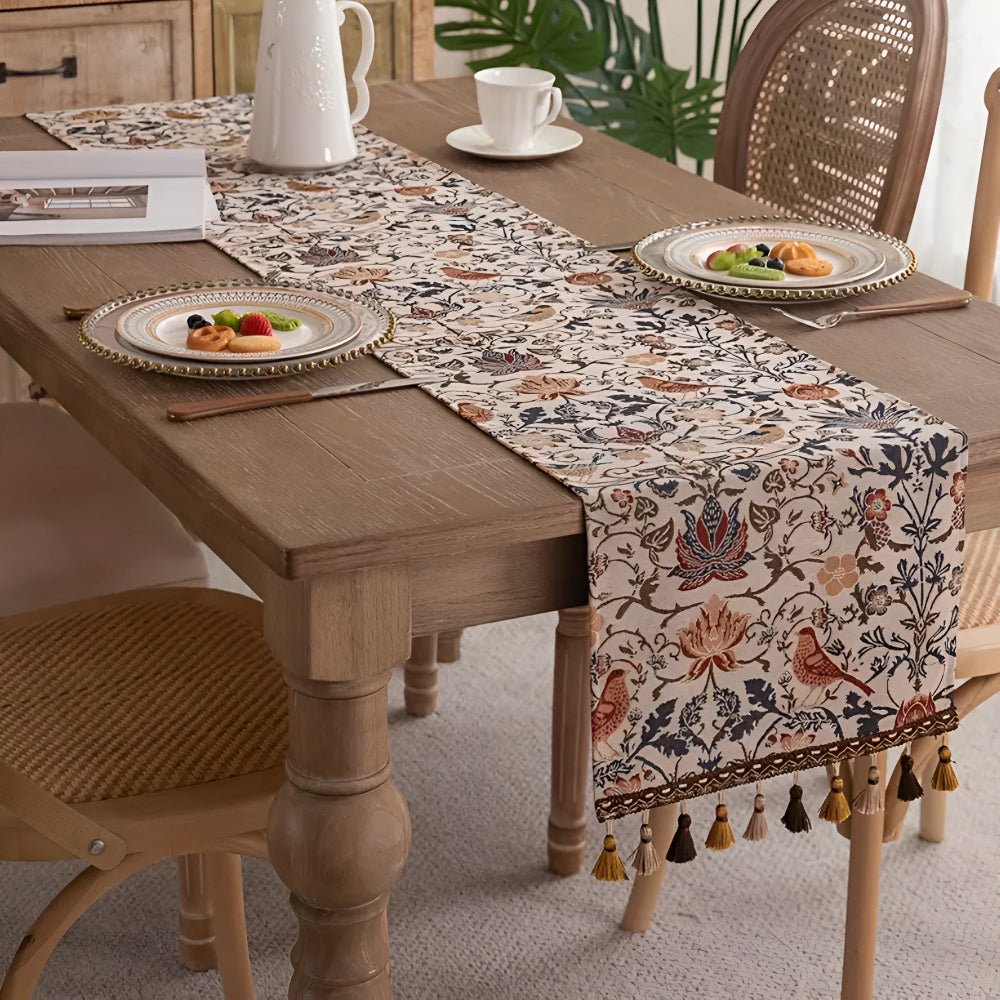 ClassicLinens – Elegante camino de mesa con motivo de flores y pájaros