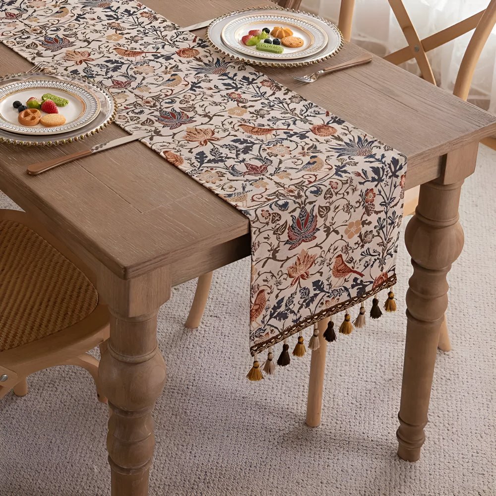 ClassicLinens – Elegante camino de mesa con motivo de flores y pájaros