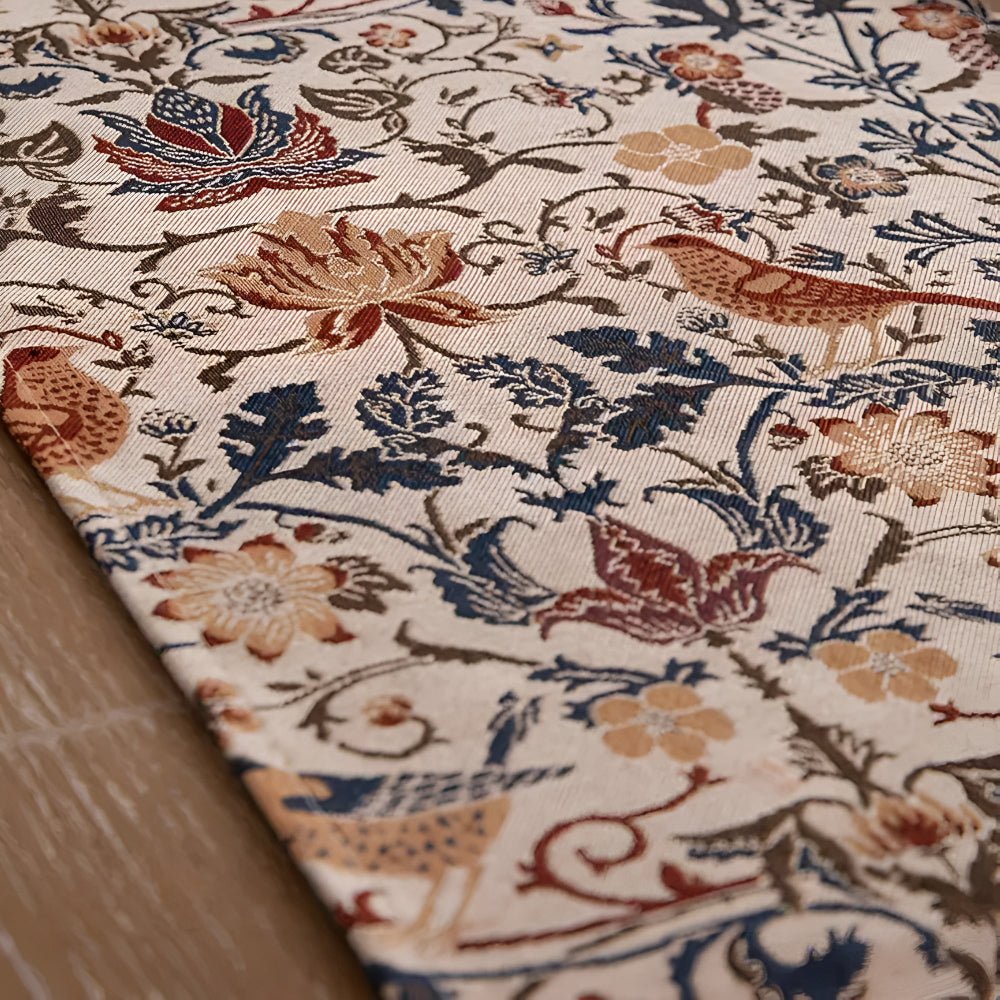 ClassicLinens – Elegante camino de mesa con motivo de flores y pájaros