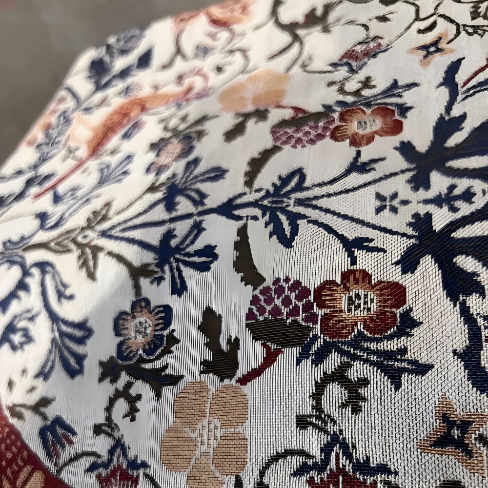 ClassicLinens – Elegante camino de mesa con motivo de flores y pájaros