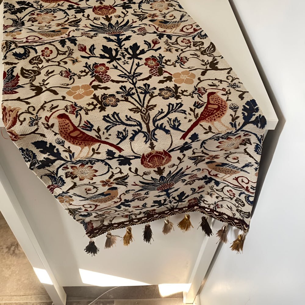 ClassicLinens – Elegante camino de mesa con motivo de flores y pájaros