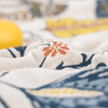 CottonBloom Blanket – Rustikale Baumwoll-Decke mit Blumenmuster, Wende-Design