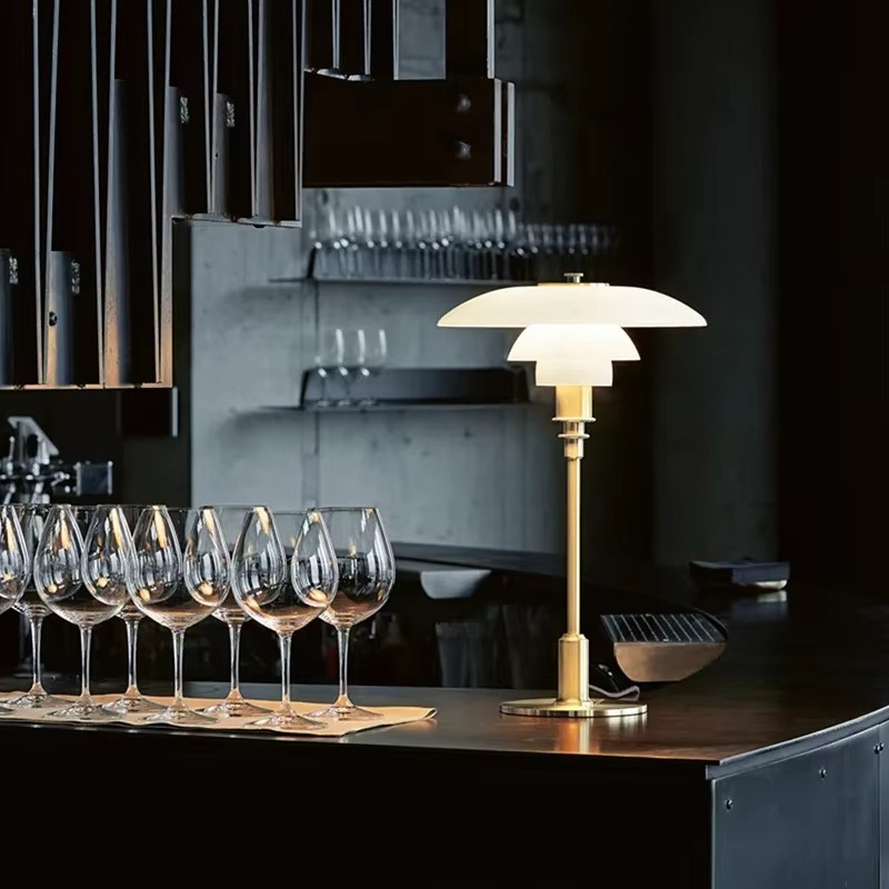 Danish Design Table Lamp – Skandinavische Tischlampe mit dimmbarem LED-Licht & Glasdesign