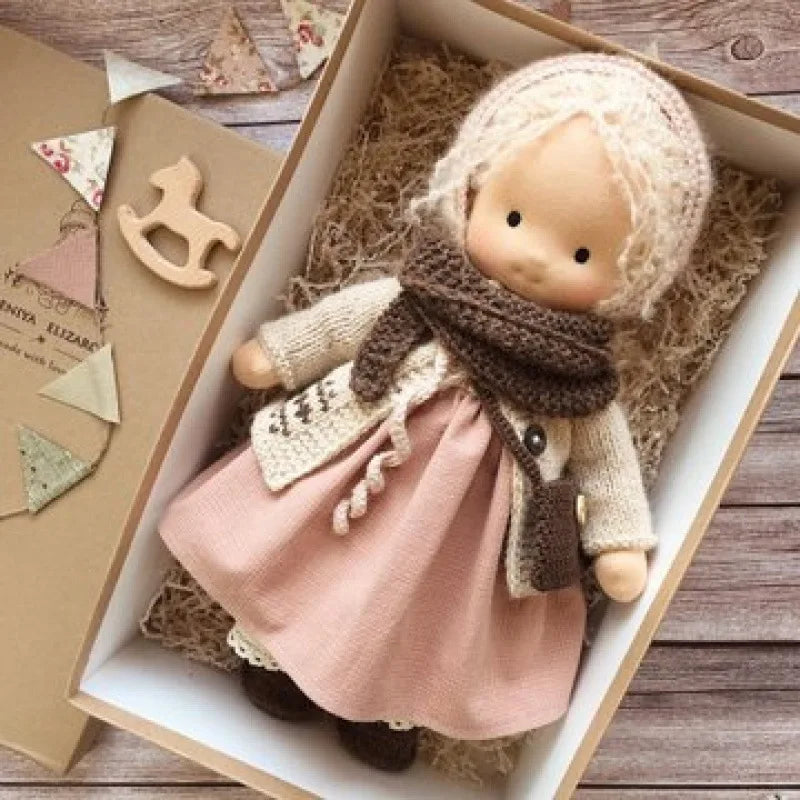 Selina – Poupée Waldorf en coton faite main pour un jeu créatif