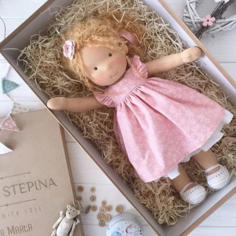 Selina – Poupée Waldorf en coton faite main pour un jeu créatif