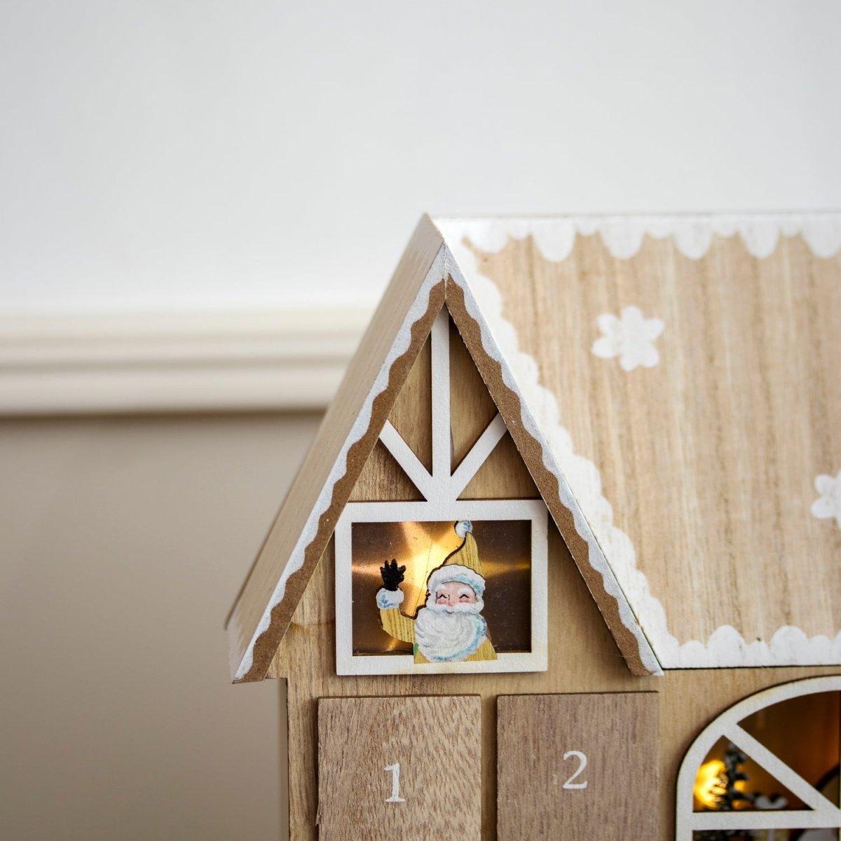 HOLLYHOME – Adventskalender in Form eines hölzernen Weihnachtshauses mit warmen LED-Lichtern 3