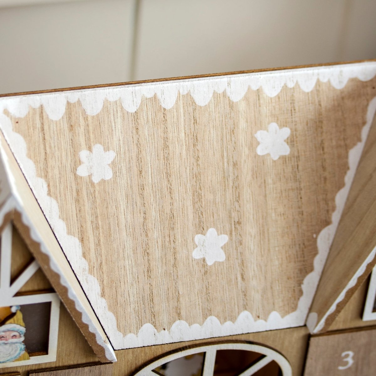 HOLLYHOME – Adventskalender in Form eines hölzernen Weihnachtshauses mit warmen LED-Lichtern 4