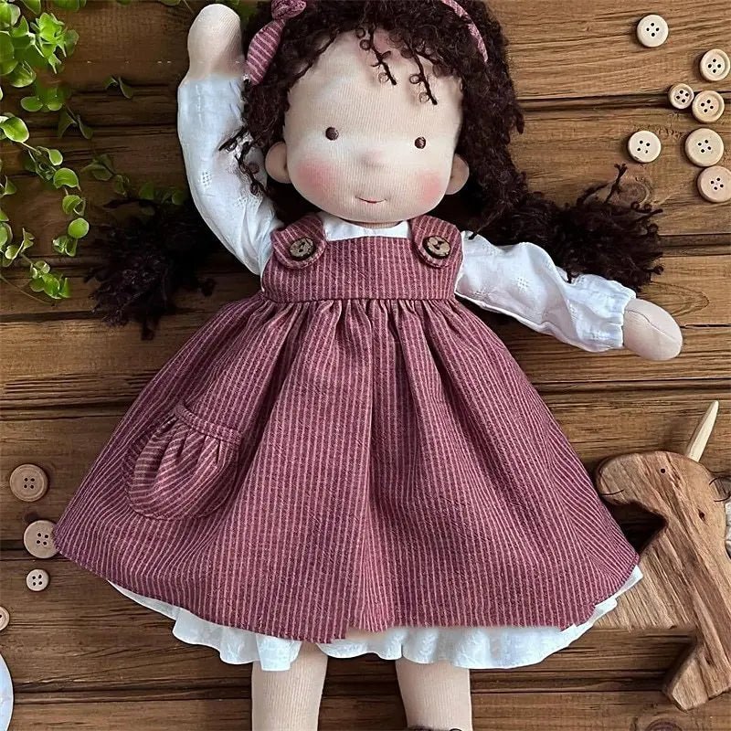 MIRABELLA – Handgefertigte Baumwoll-Waldorfpuppe mit Zubehör
