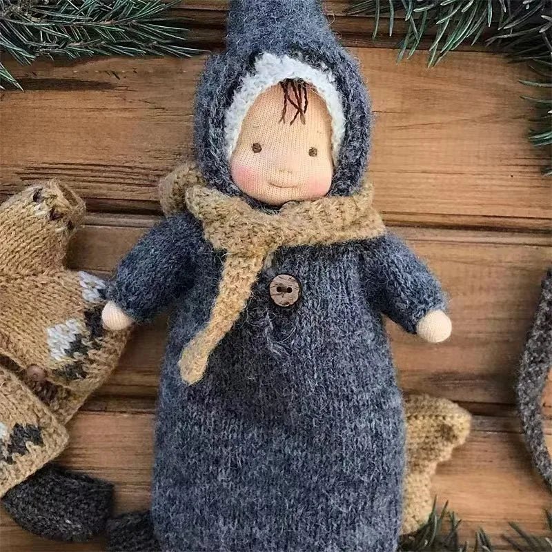 MIRABELLA – Handgefertigte Baumwoll-Waldorfpuppe mit Zubehör