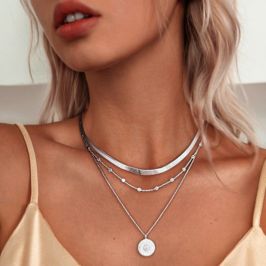 COLLAR LUNARIA – Collar triple de plata para elegancia y confianza en uno mismo