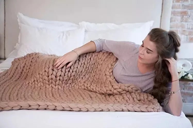 Plushora – Handgefertigte Minky Chunky Decke für Wärme & Komfort
