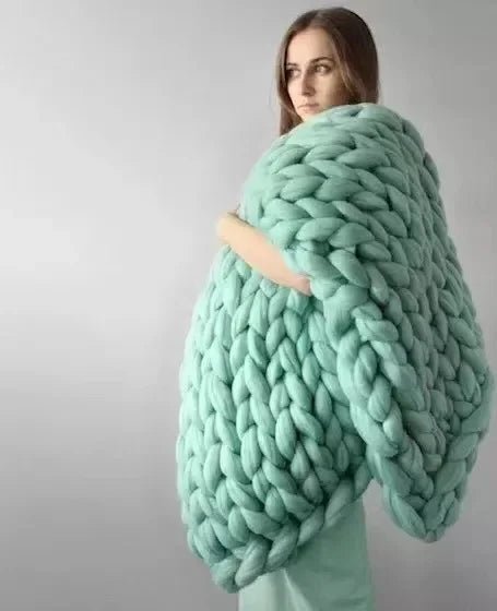 Plushora – Handgefertigte Minky Chunky Decke für Wärme & Komfort