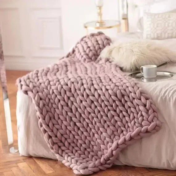 Plushora – Handgefertigte Minky Chunky Decke für Wärme & Komfort