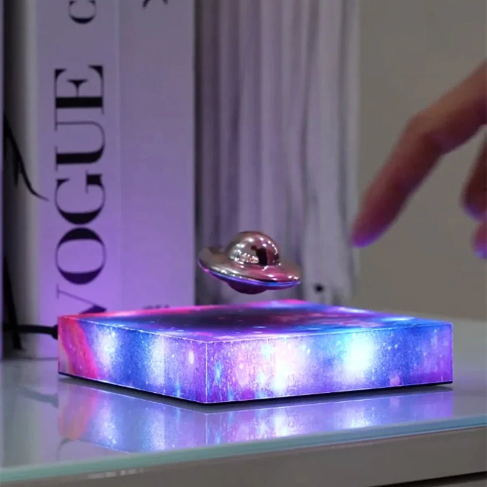 STARGLOW – Magnetische LED Nachtlampe mit schwebendem Raumschiff-Design
