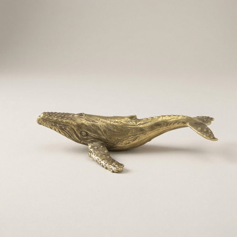 Oceanic Elegance - Handgefertigte Wal-Skulptur aus Messing für stilvolle Akzente 1