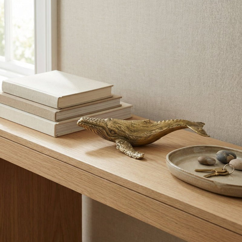 Oceanic Elegance - Handgefertigte Wal-Skulptur aus Messing für stilvolle Akzente 5