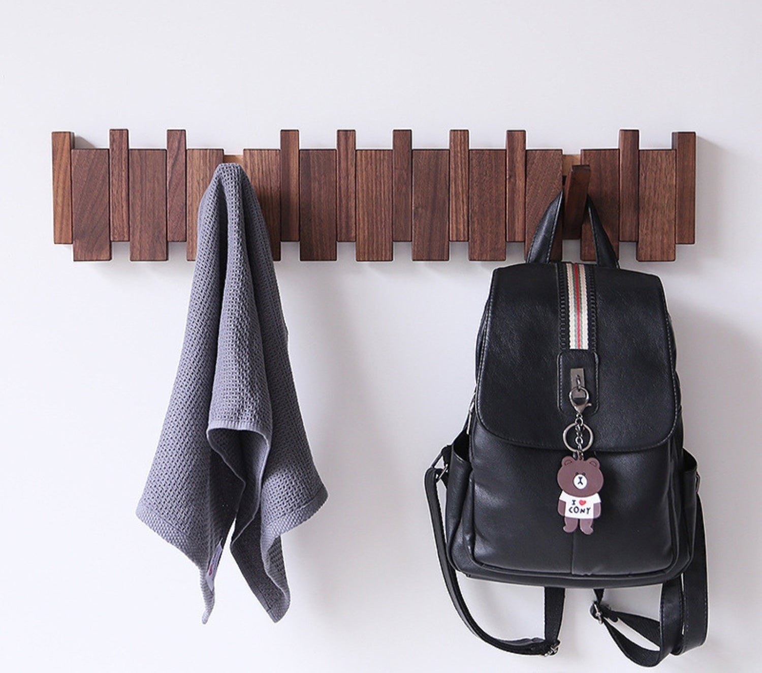 PIANOHANG – Perchero de pared inspirado en piano, hecho de madera maciza con ganchos plegables