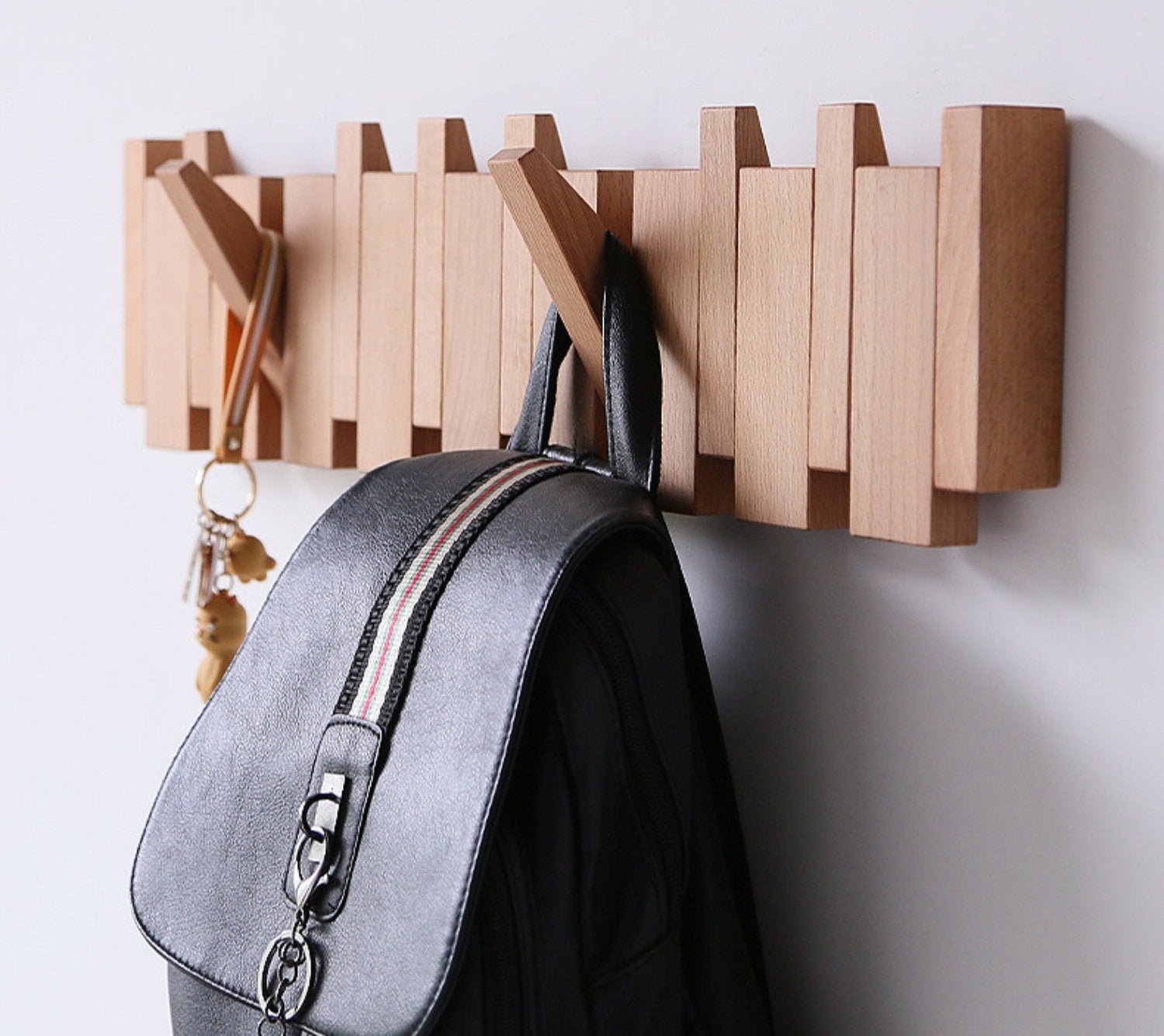 PIANOHANG – Perchero de pared inspirado en piano, hecho de madera maciza con ganchos plegables