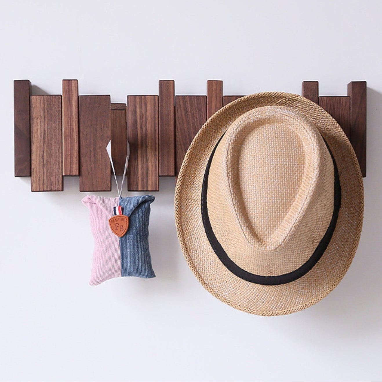PIANOHANG – Perchero de pared inspirado en piano, hecho de madera maciza con ganchos plegables