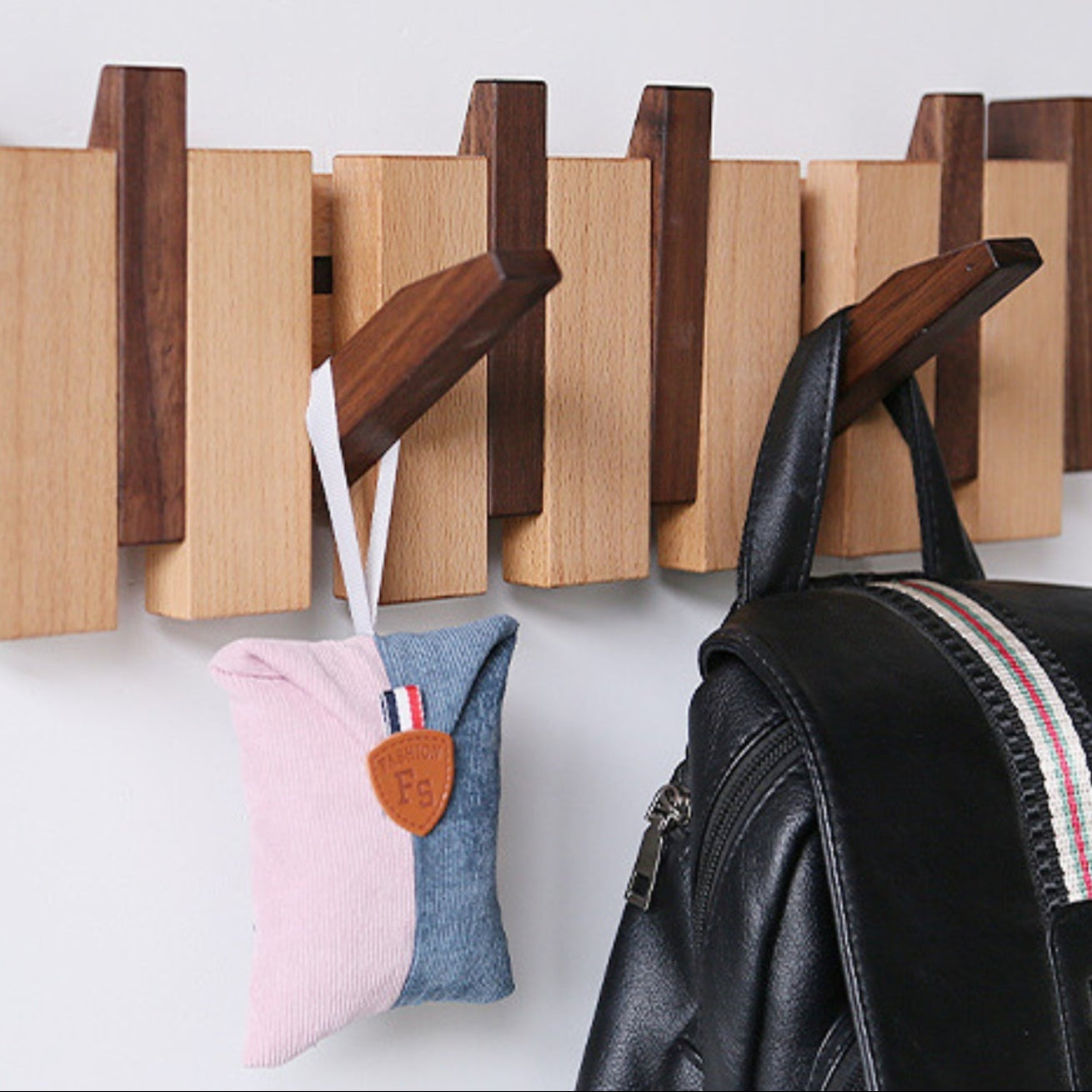PIANOHANG – Perchero de pared inspirado en piano, hecho de madera maciza con ganchos plegables
