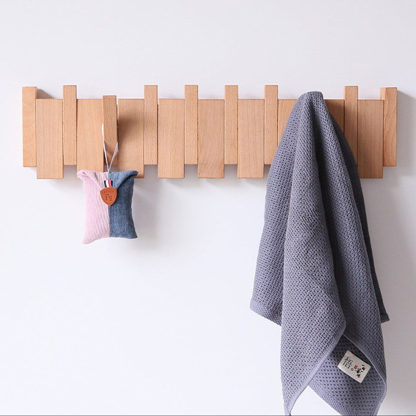 PIANOHANG – Perchero de pared inspirado en piano, hecho de madera maciza con ganchos plegables