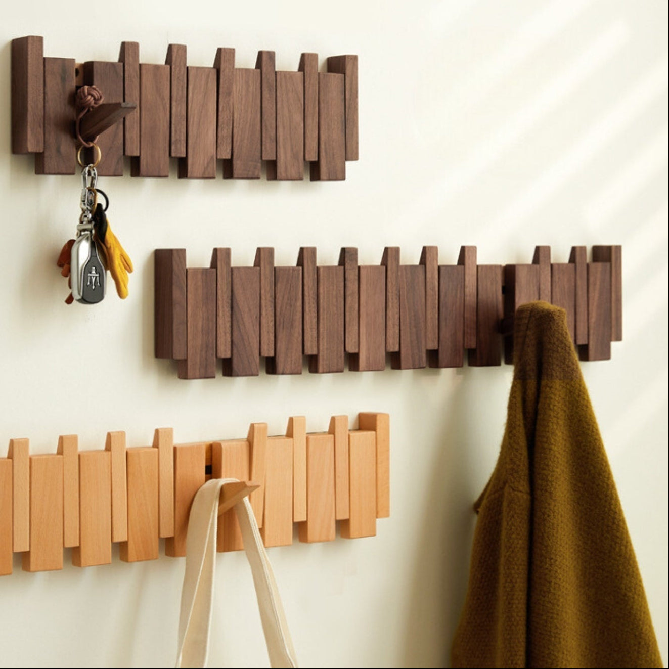 PIANOHANG – Perchero de pared inspirado en piano, hecho de madera maciza con ganchos plegables