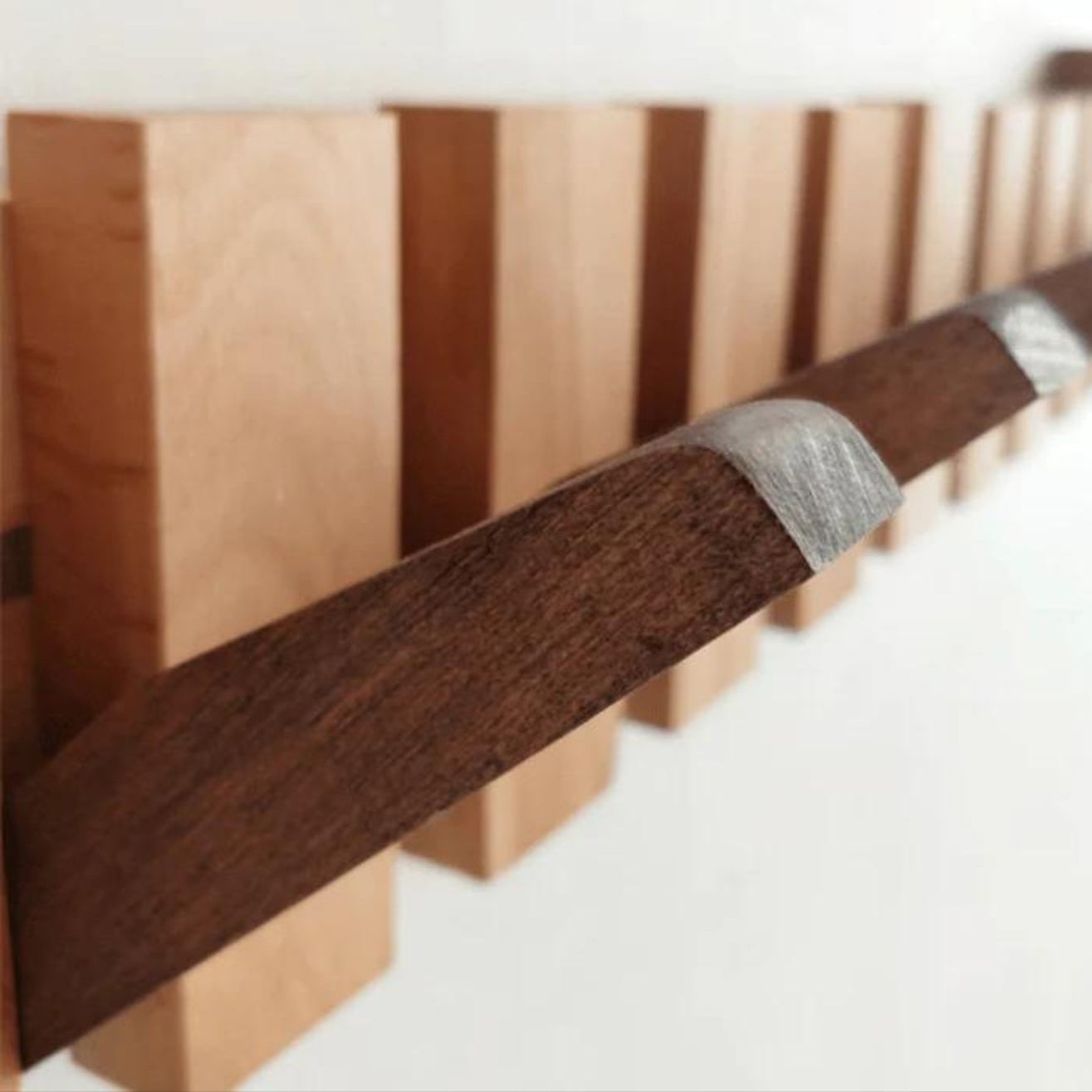 PIANOHANG – Perchero de pared inspirado en piano, hecho de madera maciza con ganchos plegables