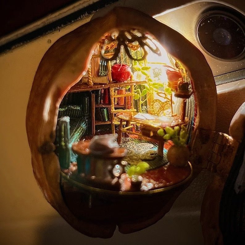 NUTSHELLIA – Casa de muñecas artesanal hecha con cáscaras de nuez y luz interior