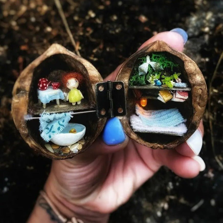 NUTSHELLIA – Casa de muñecas artesanal hecha con cáscaras de nuez y luz interior