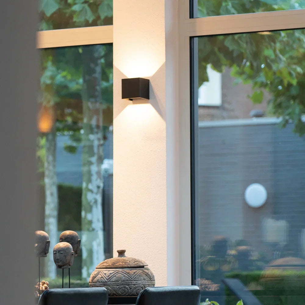 Moderne LED-Wandleuchte im Kubus-Design